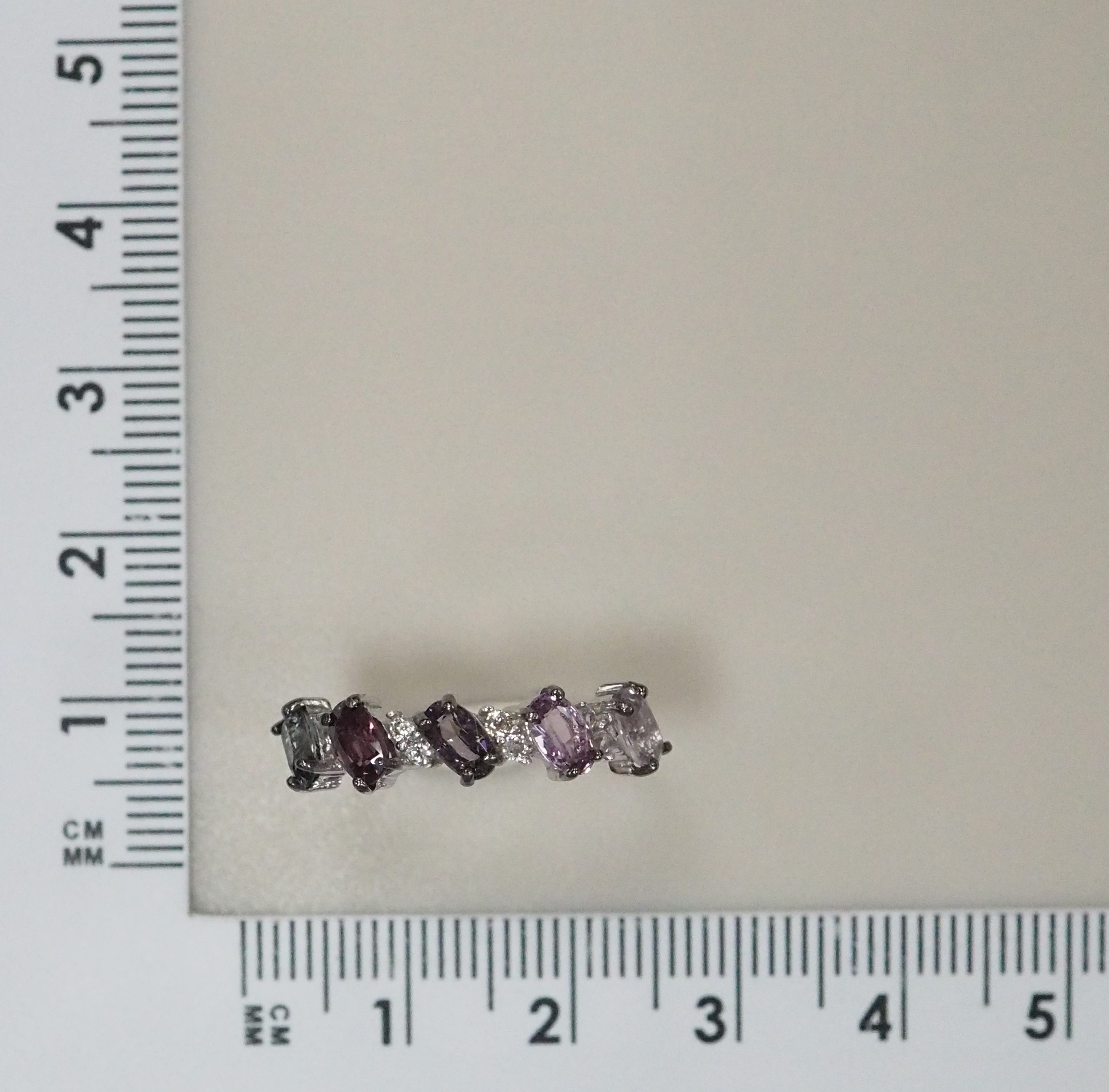 Серебряное кольцо с разноцветной шпинелью